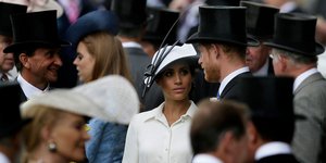 Μέγκαν Μαρκλ κοιτά με λυπημένο βλέμμα τον πρίγκιπα Χάρι