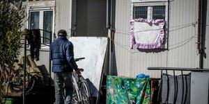Πρόσφυγας με ποδήλατο στην δομή του Ελαιώνα