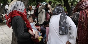 γυναικες προσφυγες με μαντιλια 