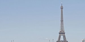 Ο Πύργος του Άιφελ από απόσταση στη γαλλική πρωτεύουσα