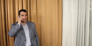 Ο Πύρρος Δήμας μιλά στο κινητό