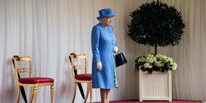 Η βασίλισσα Ελισάβετ με μαύρη τσάντα 