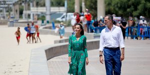 βασίλισσα Λετίθια και βασιλιάς Φελίπε περπατούν δίπλα στην παραλία