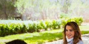 η βασίλισσα Ράνια με αέρινη καλοκαιρινή μπλούζα