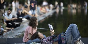 Ρώσοι πολίτες σε δημόσιο χώρο μετά την μερική άρση περιορισμών για τον κορωνοϊό