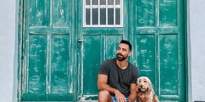 Ο Σάκης Τανιμανίδης σε φωτογραφία του με τον σκύλο του