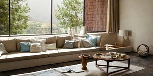 Σαλόνι σπιτιού με καναπέ, τραπεζάκι, φωτιστικό