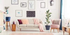 Σαλόνι με μπεζ καναπέ και κάδρα στους τοίχους