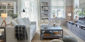 Σαλόνι με καναπέ και τραπεζάκι