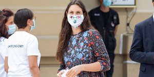 Η Τατιάνα Σάντο Ντομίνγκο με φόρεμα και μάσκα