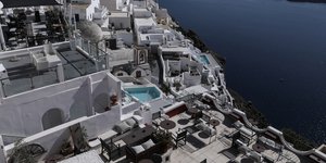 Σαντορίονη σπίτια βράχος θάλασσα