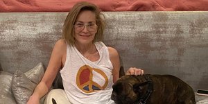 Η Σάρον Στόουν παρέα με τα σκυλιά της στον καναπέ