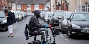 Ανδρας σε σκούτερ στο Λέστερ