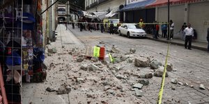 Κομμάτια από πέτρες και τούβλα που έπεσαν από κτίριο μετά από σεισμό