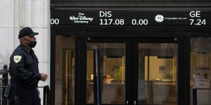 Σεκιουριτάς έξω από χρηματιστήριο