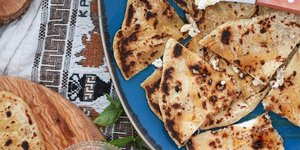 σφακιανές πίτες σε πιάτο πάνω σε τραπέζι