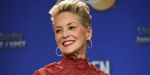 Η Σάρον Στόουν με κόκκινο κραγιόν και κόκκινο φόρεμα