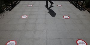 Σήματα στο πεζοδρόμιο προειδοποιούν για την τήρηση αποστάσεων λόγω κορωνοϊού στην Κύπρο