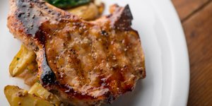 Συνταγή για διαφορετικές μπριζόλες με πατάτες στο φούρνο