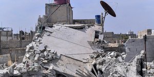 Συντρίμμια κτιρίου από βομβαρδισμούς ισραηλινών αεροσκαφών