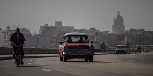 κοκκινο αυτοκινητο ποδηλατο σκονη