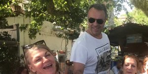 Ο κ. Σταϊκούρας σερβίρει την δήμαρχο της Στυλίδας Βιργινία Στεργίου