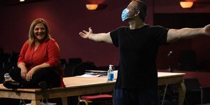 Βικυ Σταυροπούλου καθιστη σε τραπεζι 