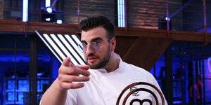 Ο Σταύρος Βαρθαλίτης με το τρόπαιο του MasterChef 4