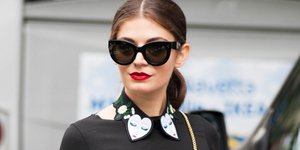 γυναίκα με κόκκινο κραγιόν και γυαλιά