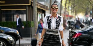 γυναίκα με φούστα και γυαλιά στην εβδομάδα μόδας