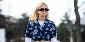 γυναίκα με πουκάμισο