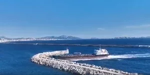 Η στιγμή που το τάνκερ πέφτει στον κυματοθραύστη