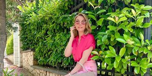 Η Τατιάνα Στεφανίδου με ροζ παντελόνι και φουξ πουκάμισο