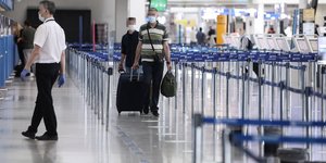 Ταξιδιώτες στο αεροδρόμιο