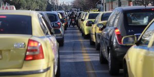 Τέλη κυκλοφορίας: Εικόνα από μποτιλιάρισμα στη Συγγρού