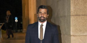 Ο ηθοποιός Θανάσης Βισκαδουράκης με κοστούμι και γραβάτα