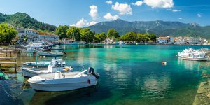 βαρκες γαλαζοπρασινα νερά στη Θάσο