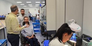 O Στέλιος Κυμπουρόπουλος κατά την ξενάγησή του στη ΤΗΕΟΝ SENSORS