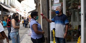 Θερμομέτρηση έξω από κατάστημα στην Βραζιλία