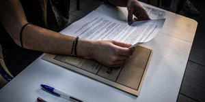 Μαθήτρια στο θρανία κατά τη διάρκεια Πανελληνίων Εξετάσεων
