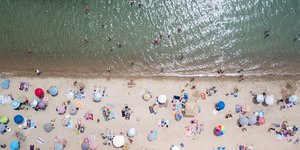 τουρισμός ομπρέλες σε παραλία