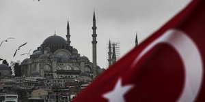 Η Αγιά Σοφιά και σε πρώτο πλάνο τουρκική σημαία