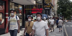 Τούρκοι πολίτες με μάσκα σε δρόμο της πρωτεύουσας
