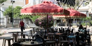 Τραπεζάκια καφετέριας στο κέντρο της Αθήνας