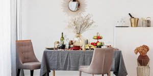 Τραπέζι με γκρι τραπεζομάντιλο και καθρέφτης