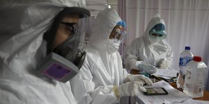 τρεις γιατροι 