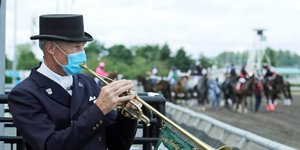Τρομπετίστας με μάσκα για τον κορωνοϊό σε ιππόδρομο