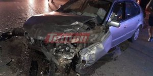 Μοβ αυτοκίνητο μετά από σύγκρουση
