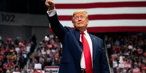 O Τραμπ δείχνει το κοινό σε ομιλία του στο Σάρλοτ