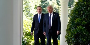 Τραμπ και Ντούντα περπατούν στον Λευκό Οίκο